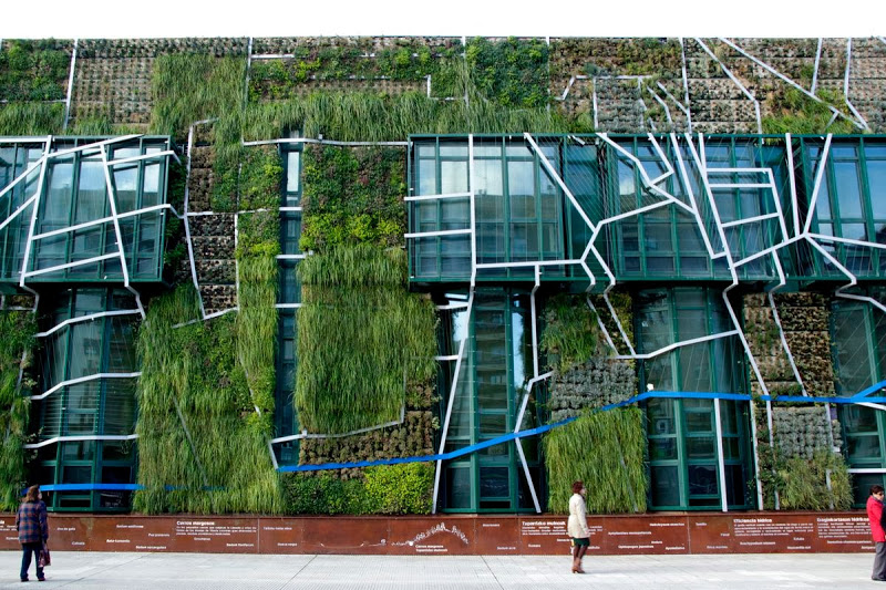 Illustration for article titled 33.000 plantas envuelven este edificio para ahorrar energía